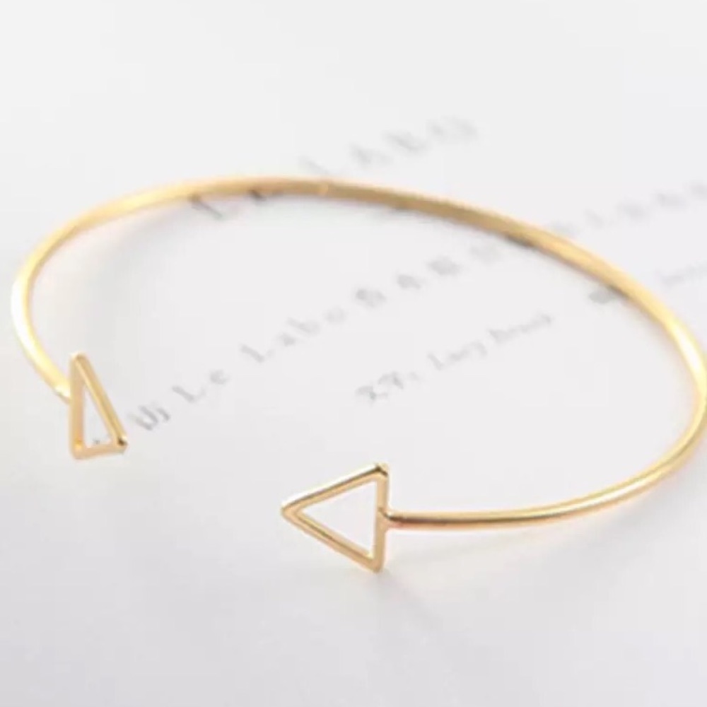 🧤Geomatics Triangle Bracelet in Gold